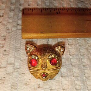 VINTAGE SIGNED CINER RED RUBY RHINESTONE EYES SMALL CAT FACE BROOCH PIN